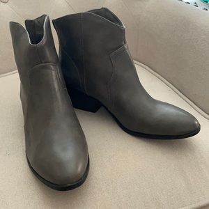 NWOT Charlotte Russe Ankle Boots-Size 10-NBW